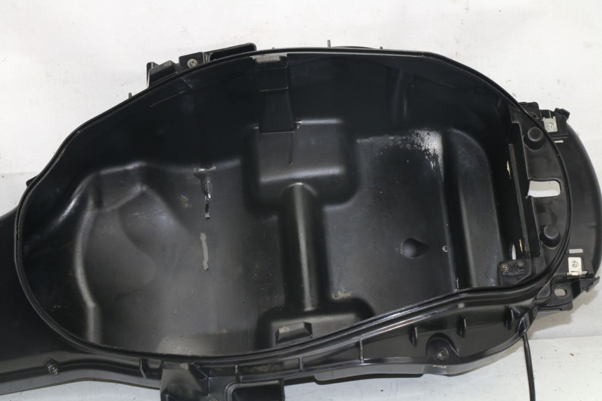 photo de UNDERSEAT STORAGE PEUGEOT SATELIS 400 (2007 - 2013) - Technical close-up