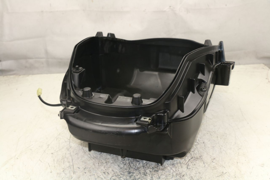 photo de UNDERSEAT STORAGE PEUGEOT SATELIS 400 (2007 - 2013) - Surface and material condition