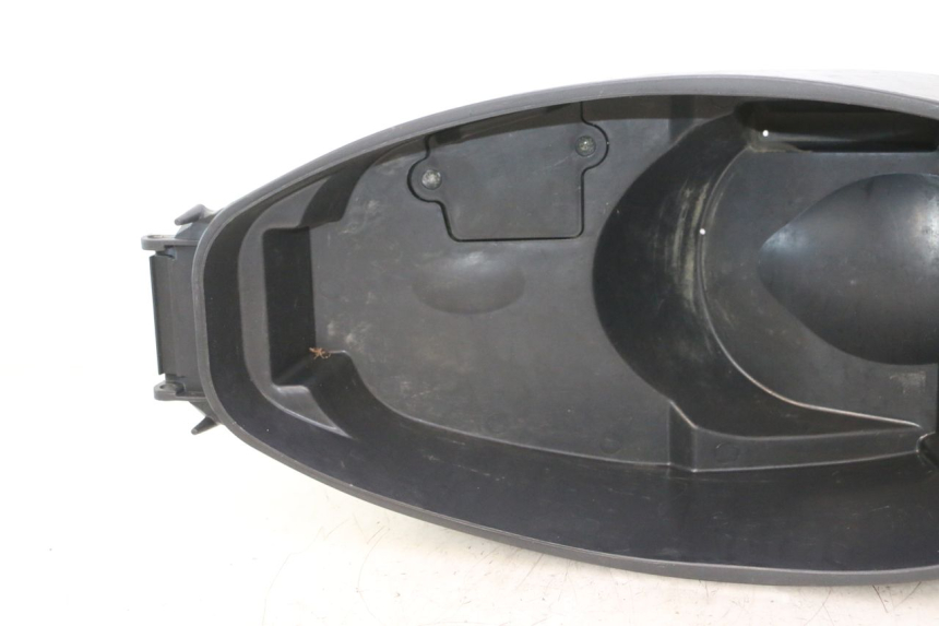 photo de UNDERSEAT STORAGE FYM SCOOTERONE 125 (2006 - 2008) - Fixing points details