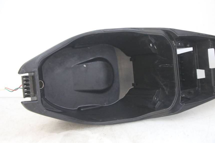 photo de SEAT STORAGE BOX PEUGEOT SPEEDFIGHT 4 4T 50 (2015 - 2020) - Zoom on usage condition