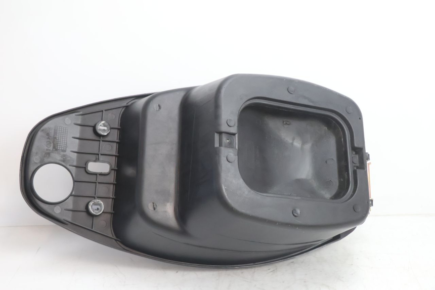photo de UNDERSEAT STORAGE VASTRO STREET S 50 (2016 - 2021) - Fixing points details