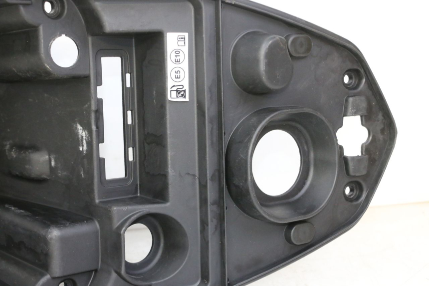 photo de UNDERSEAT STORAGE PEUGEOT STREETZONE I NAKED 2T 50 (2018 - 2020) - Fixing points details