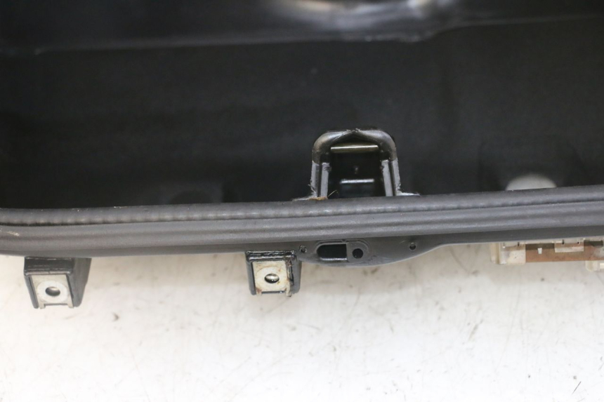 photo de UNDERSEAT STORAGE PIAGGIO SUPER LX 125 (2000 - 2003) - Surface and material condition