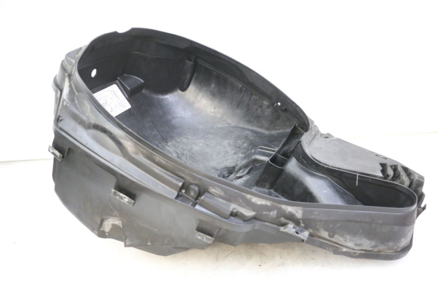 photo de UNDERSEAT STORAGE SUZUKI BURGMAN 125 (2015 - 2017) - Zoom on usage condition