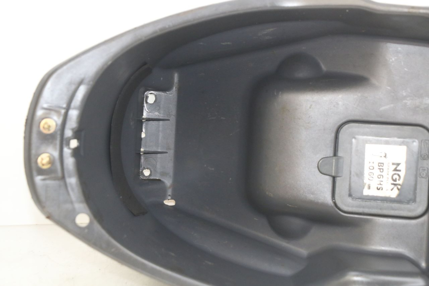 photo de SEAT STORAGE BOX PEUGEOT SV 125 (1991 - 1994) - Fixing points details