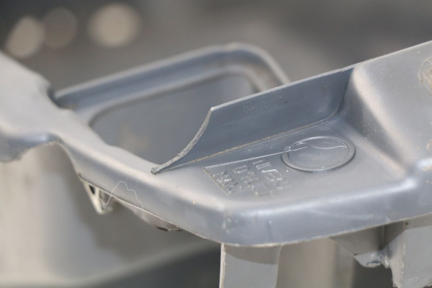 photo de UNDERSEAT STORAGE PEUGEOT SV 50 (1992 - 2004) - Fixing points details