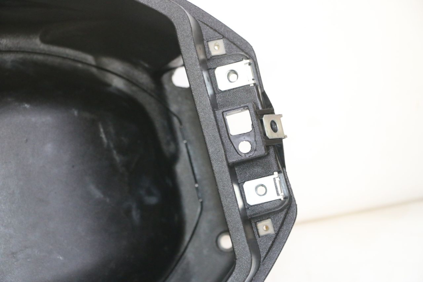 photo de UNDERSEAT STORAGE APRILIA SXR 50 (2021 - 2023) - Detailed visual inspection