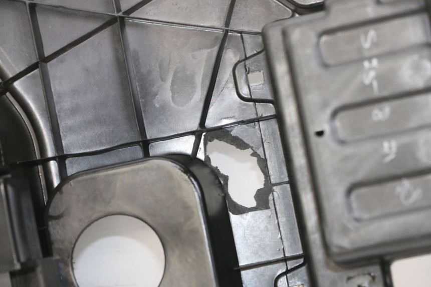 photo de UNDERSEAT STORAGE APRILIA SXR 50 (2021 - 2023) - Surface and material condition