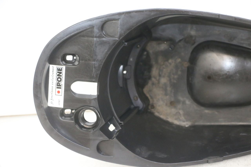 photo de SEAT STORAGE BOX PEUGEOT VIVACITY NEW 2T 50 (2008 - 2017) - Fixing points details