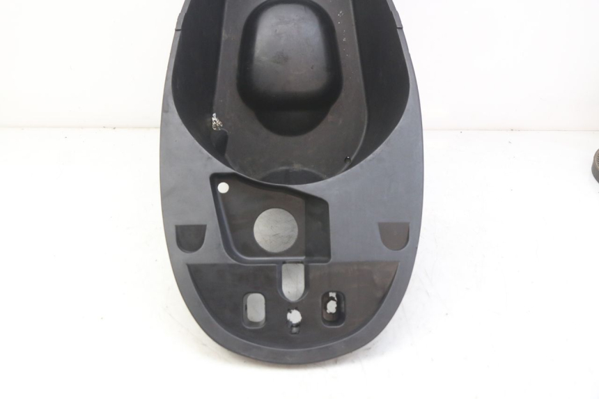 photo de UNDERSEAT STORAGE PEUGEOT VIVACITY 125 (2010 - 2017) - Surface and material condition