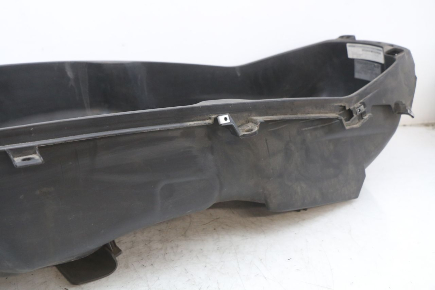 photo de SEAT STORAGE BOX PIAGGIO X10 125 (2012 - 2017) - Fixing points details