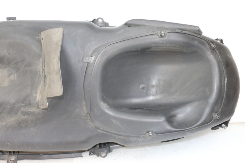 photo de SEAT STORAGE BOX PIAGGIO X10 125 (2012 - 2017) - Zoom on usage condition