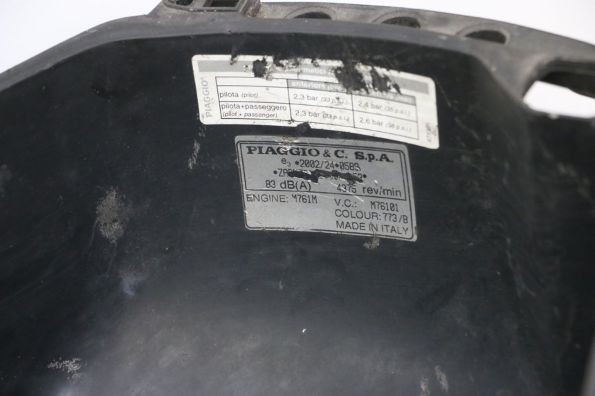 photo de SEAT STORAGE BOX PIAGGIO X10 125 (2012 - 2017) - Fixing points details