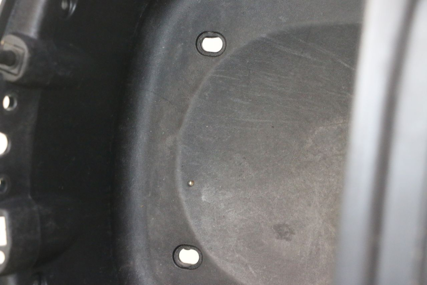 photo de UNDERSEAT STORAGE PIAGGIO X8 STREET 125 (2006 - 2007) - Component zoom