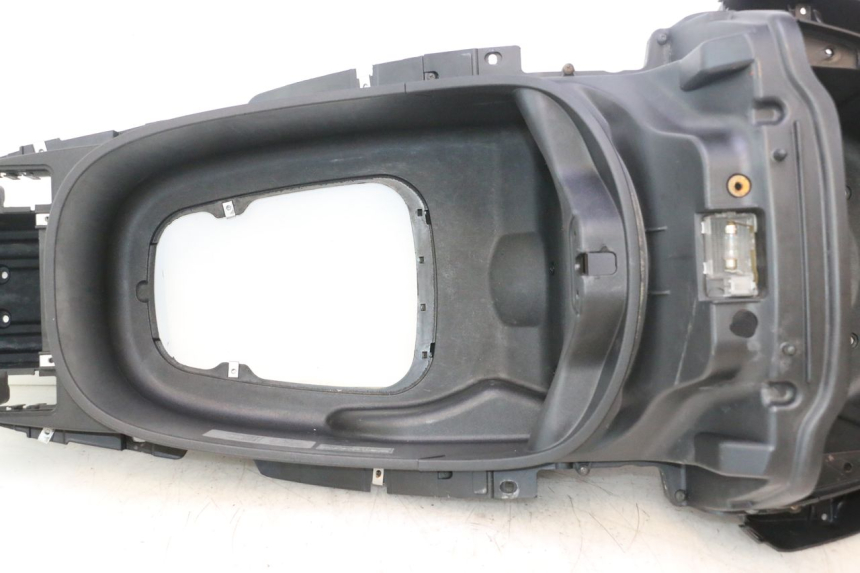 photo de UNDERSEAT STORAGE PIAGGIO X8 STREET 125 (2006 - 2007) - Zoom on usage condition