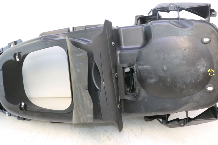photo de UNDERSEAT STORAGE PIAGGIO X8 STREET 125 (2006 - 2007) - Fixing points details