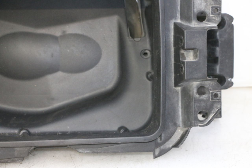 photo de UNDERSEAT STORAGE PIAGGIO X9 EVOLUTION 125 (2003 - 2007) - Distinctive features