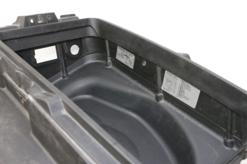 photo de UNDERSEAT STORAGE PIAGGIO X9 EVOLUTION 125 (2003 - 2007) - Zoom on usage condition