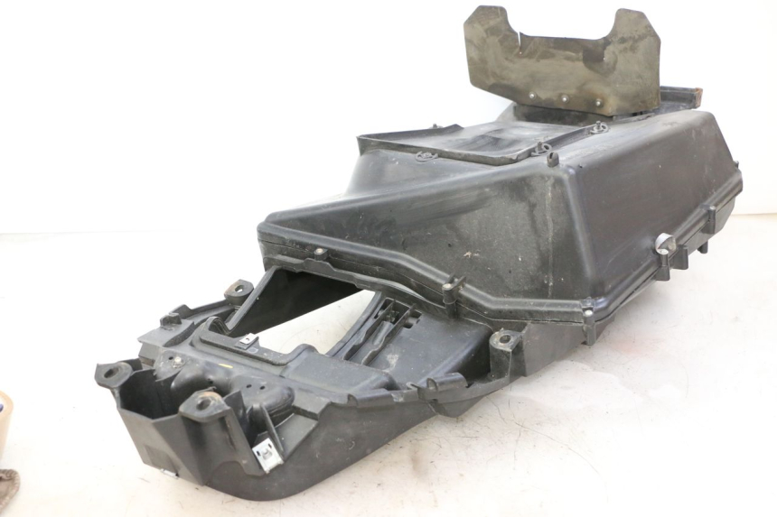 photo de UNDERSEAT STORAGE PIAGGIO X9 EVOLUTION 125 (2003 - 2007) - Fixing points details