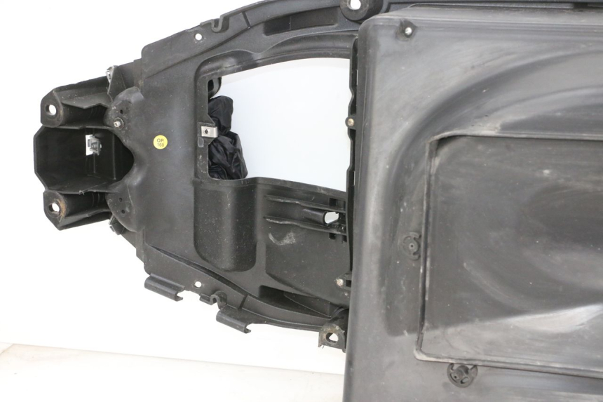photo de UNDERSEAT STORAGE PIAGGIO X9 EVOLUTION 125 (2003 - 2007) - Surface and material condition