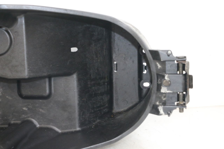 photo de UNDERSEAT STORAGE YAMAHA YP MAJESTY 125 (2002 - 2006) - Surface and material condition