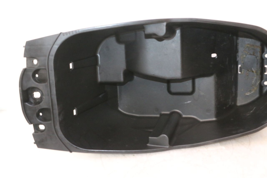 photo de UNDERSEAT STORAGE YAMAHA YP MAJESTY 125 (1998 - 2001) - Alternative perspective