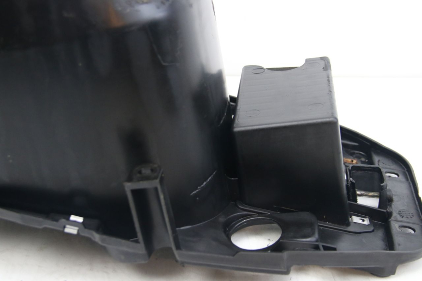 photo de SEAT STORAGE BOX PIAGGIO ZIP 2T 50 (2009 - 2019) - Fixing points details