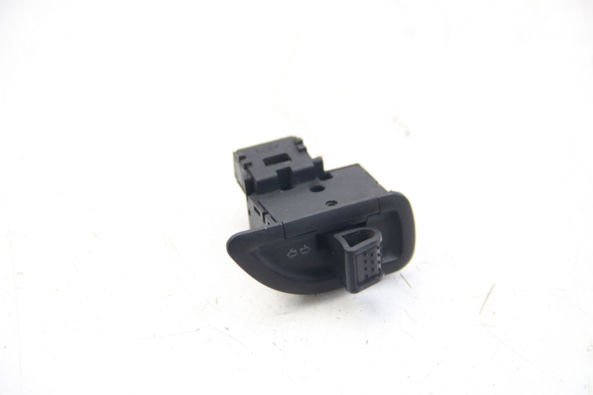 photo de TURN SIGNAL SWITCH PIAGGIO BEVERLY 125 (2010 - 2015) - Zoom on usage condition