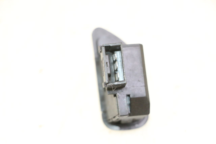 photo de TURN SIGNAL SWITCH PIAGGIO MP3 HPE 310 (2024 - 2025) - Zoom on usage condition