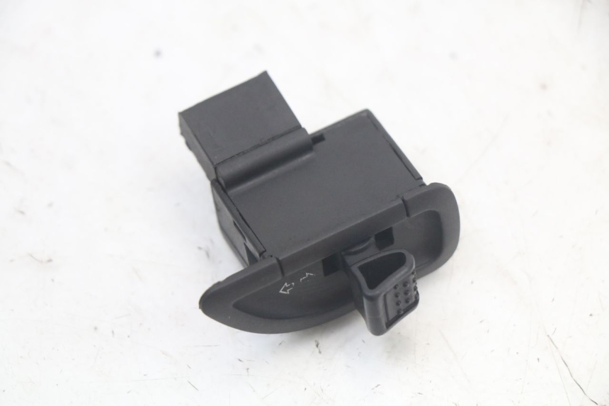 photo de TURN SIGNAL SWITCH PIAGGIO LIBERTY IGET 4T 50 (2021 - 2025) - Zoom on usage condition
