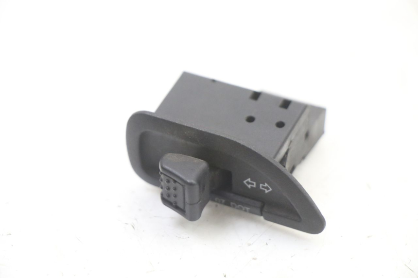 photo de TURN SIGNAL SWITCH PIAGGIO NRG POWER PUREJET 50 (2018 - 2021) - Zoom on usage condition