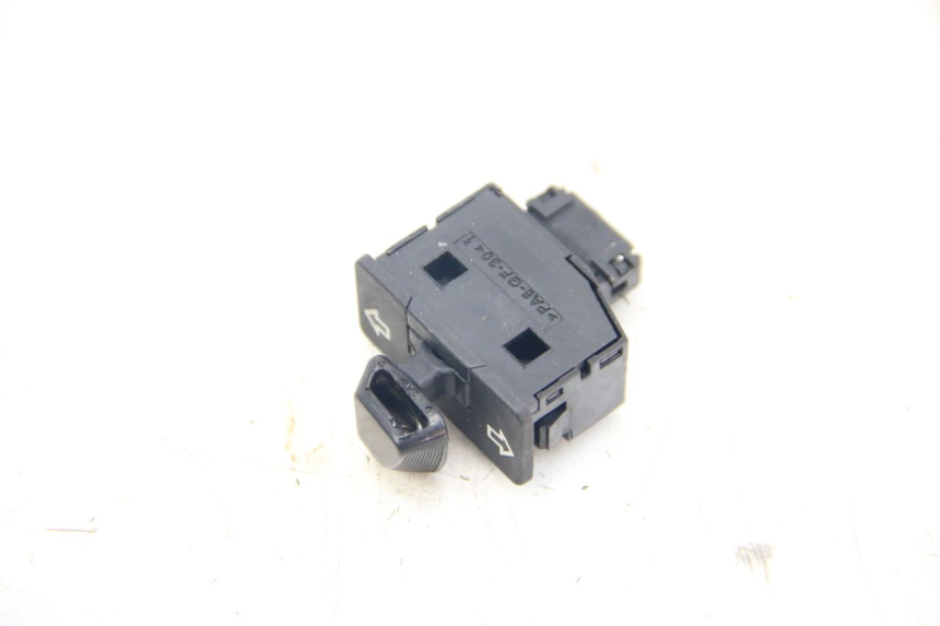 photo de TURN SIGNAL SWITCH HONDA VISION NSC R 50 (2013 - 2015) - Zoom on usage condition