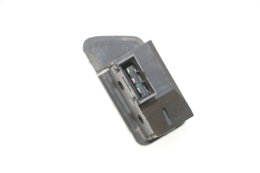 photo de TURN SIGNAL SWITCH YAMAHA XMAX X-MAX 125 (2006 - 2009) - Zoom on usage condition