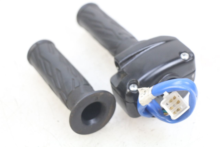 photo de RIGHT HANDLEBAR SWITCH KYMCO AGILITY 16+ 4T 50 (2018 - 2023) - Zoom on usage condition