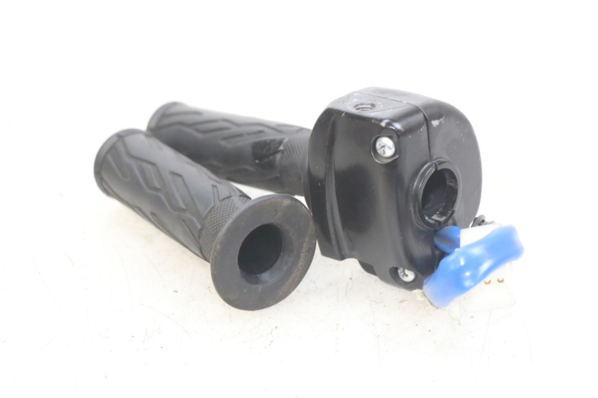 photo de RIGHT HANDLEBAR SWITCH KYMCO AGILITY 16+ 4T 50 (2018 - 2023) - Alternative perspective