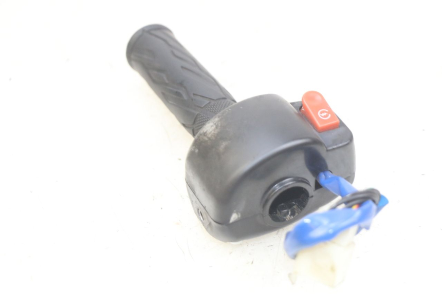 photo de RIGHT HANDLEBAR SWITCH KYMCO AGILITY 16+ 4T 50 (2018 - 2023) - Zoom on usage condition