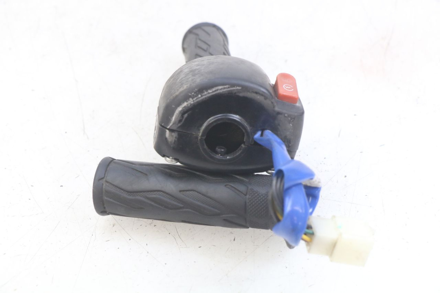 photo de RIGHT HANDLEBAR SWITCH KYMCO AGILITY 16+ 4T 50 (2018 - 2023) - Zoom on usage condition