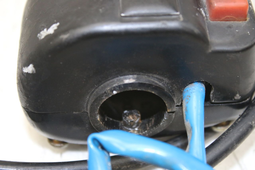 photo de RIGHT HANDLEBAR SWITCH KYMCO AGILITY 4T 50 (2005 - 2018) - Zoom on usage condition