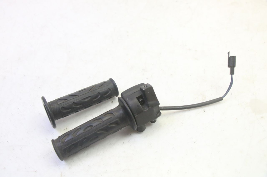 photo de RIGHT HANDLEBAR SWITCH MBK BOOSTER SPIRIT 50 (2004 - 2017) - Technical close-up