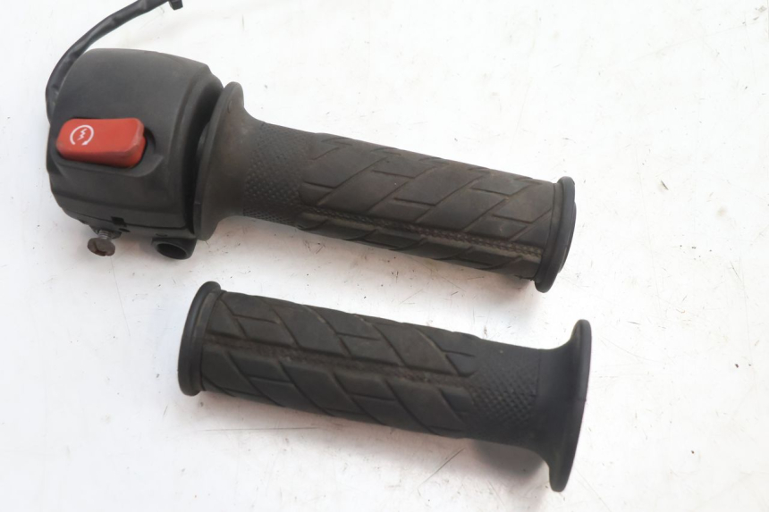 photo de RIGHT HANDLEBAR SWITCH MBK BOOSTER SPIRIT 50 (2004 - 2017) - Component detail