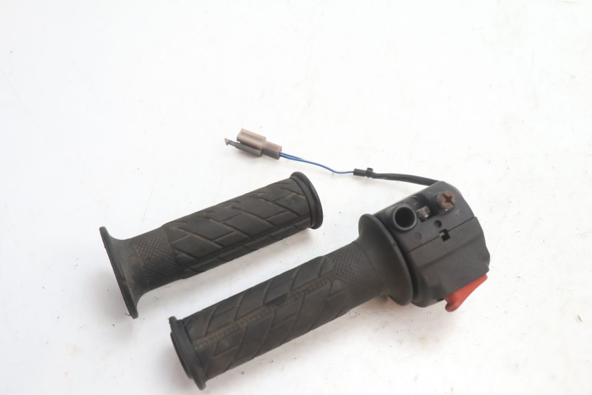 photo de RIGHT HANDLEBAR SWITCH MBK BOOSTER SPIRIT 50 (2004 - 2017) - Technical close-up