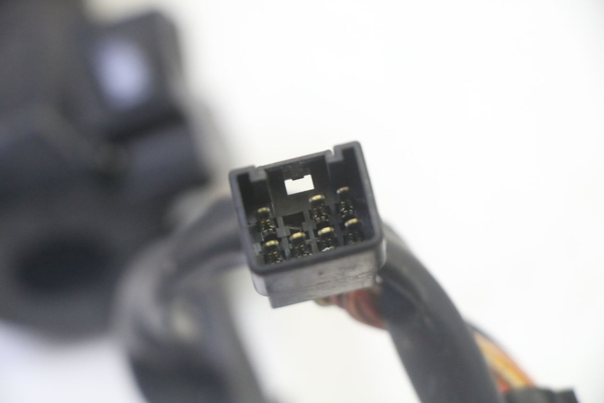 photo de RIGHT HANDLEBAR SWITCH SUZUKI BURGMAN 125 (2007 - 2014) - Surface and material condition