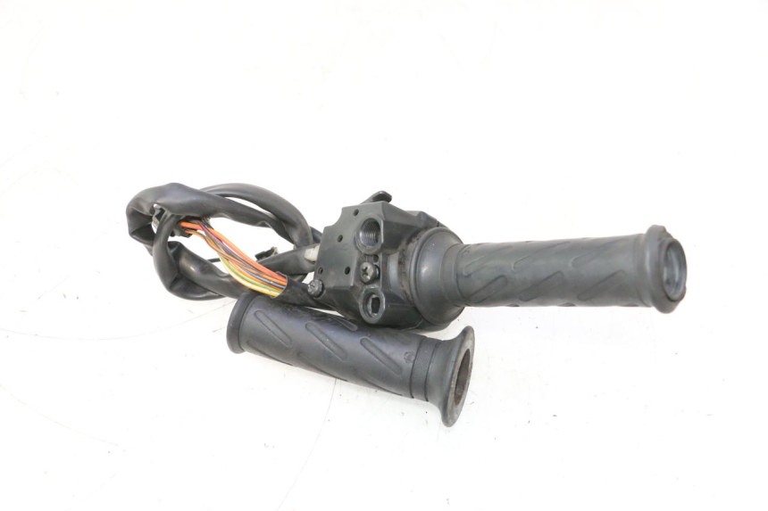 photo de RIGHT HANDLEBAR SWITCH SUZUKI BURGMAN 125 (2007 - 2014) - Zoom on usage condition