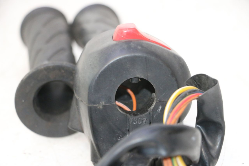 photo de RIGHT HANDLEBAR SWITCH SUZUKI BURGMAN 125 (2007 - 2014) - Technical close-up