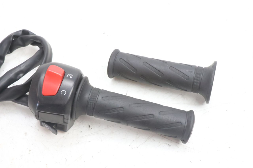 photo de RIGHT HANDLEBAR SWITCH SUZUKI BURGMAN 125 (2007 - 2014) - Zoom on usage condition