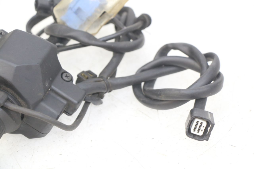 photo de RIGHT HANDLEBAR SWITCH HONDA CB R 1000 (2018 - 2023) - Alternative perspective