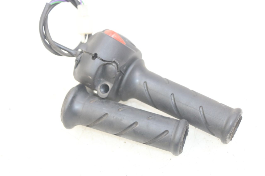 photo de RIGHT HANDLEBAR SWITCH PEUGEOT CITYSTAR 2T 50 (2018 - 2021) - Zoom on usage condition