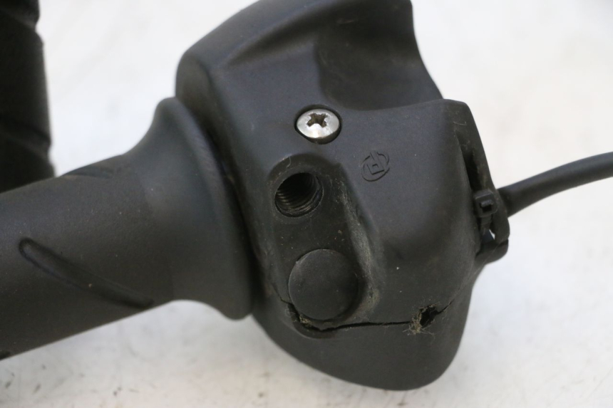 photo de RIGHT HANDLEBAR SWITCH PEUGEOT CITYSTAR 2T 50 (2018 - 2021) - Zoom on usage condition