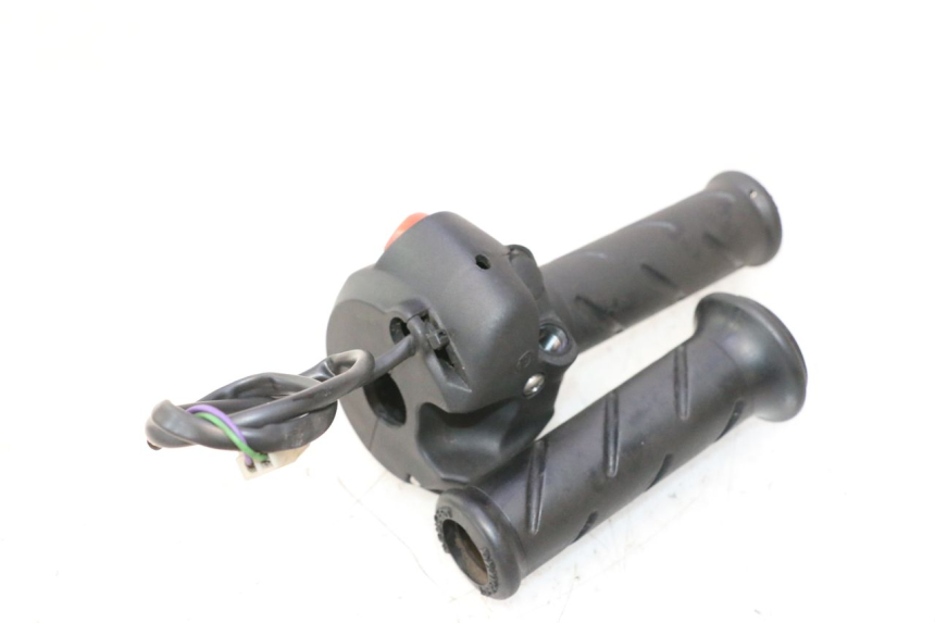 photo de RIGHT HANDLEBAR SWITCH PEUGEOT CITYSTAR 2T 50 (2018 - 2021) - Fixing points details