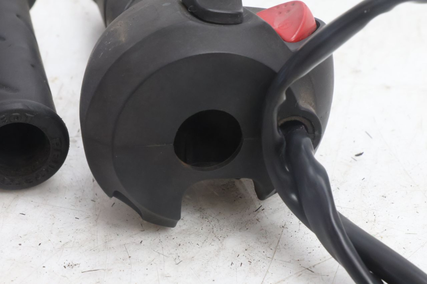 photo de RIGHT HANDLEBAR SWITCH PEUGEOT CITYSTAR 125 (2011 - 2017) - Zoom on usage condition